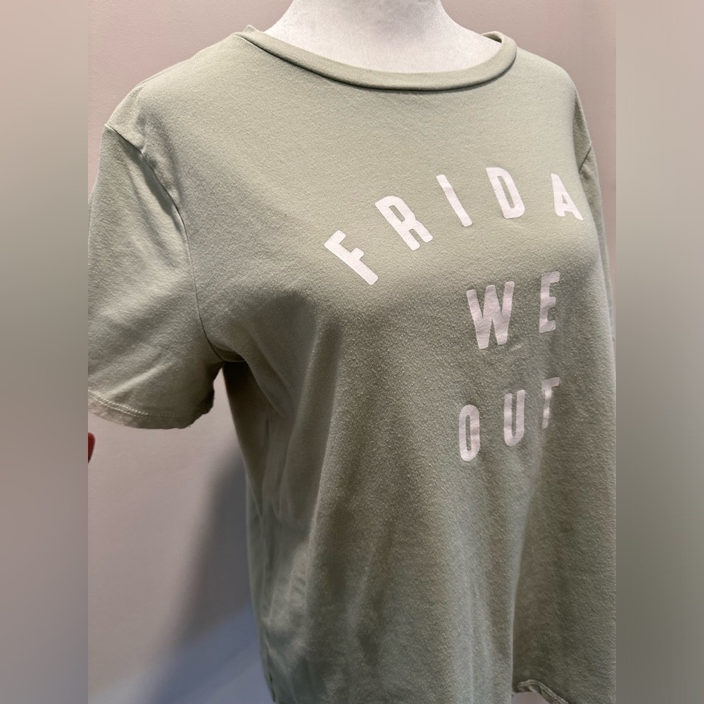 Large Nine West Friday We Out sage green t shirt top tee short sleeve funny y2k - Picture 4 of 4